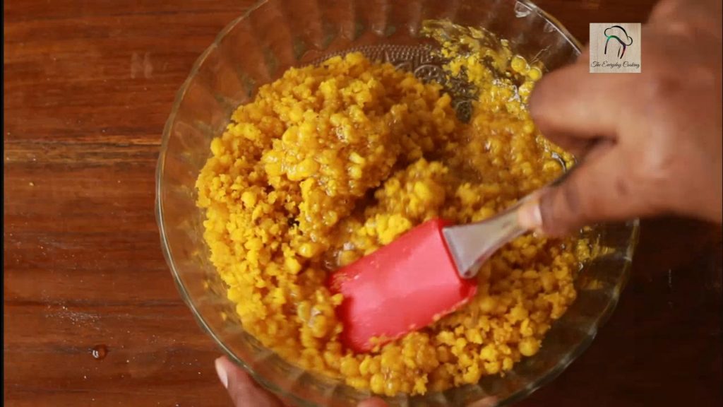 adding sugar syrup to boondi